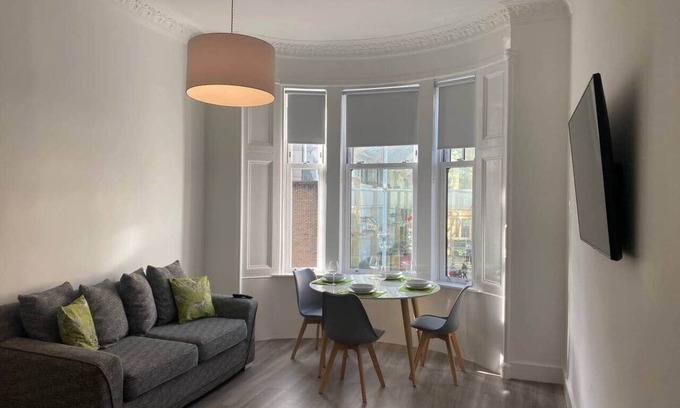 Paisley Apartment | 3 Smithhills Paisley central spacious sleeps 4