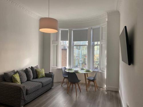 Paisley Apartment | 3 Smithhills Paisley central spacious sleeps 4