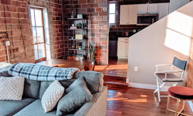 Downtown Apartment | 3 STORY Penthouse-King Bed +Downtown Davenport