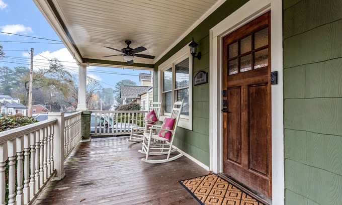 Jefferson Park House | 30-day rental home with enclosed yard, full kitchen, & W/D
