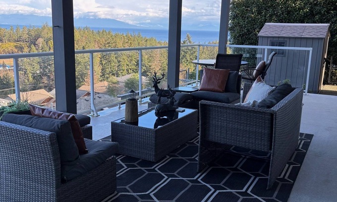 Regional District of Nanaimo House | 30 days or more- Executive home - Ocean and Mountain View