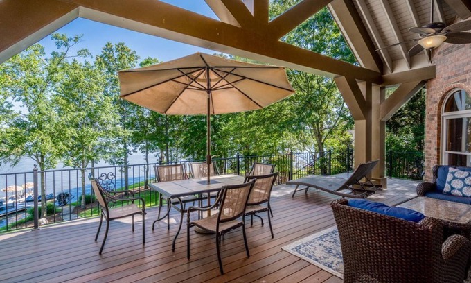 Lake Oconee House | 30% off, until 2026, Huge View, Pointe Lot, Dock, Pontoon, Theater, Fire Pit,WOW