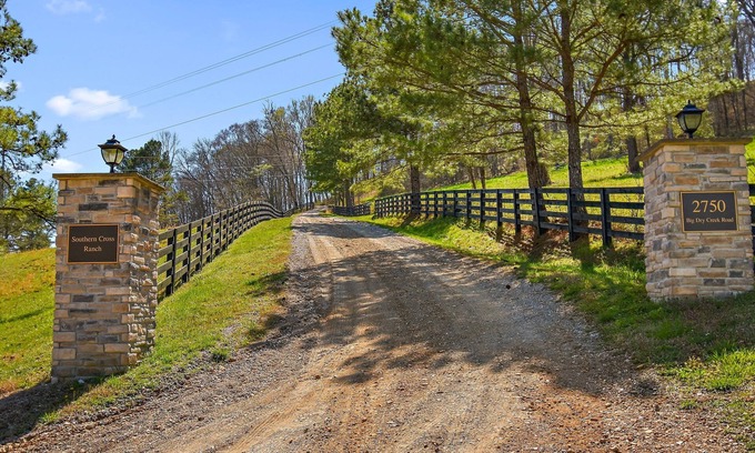 Giles County House | 30 private acre Country House