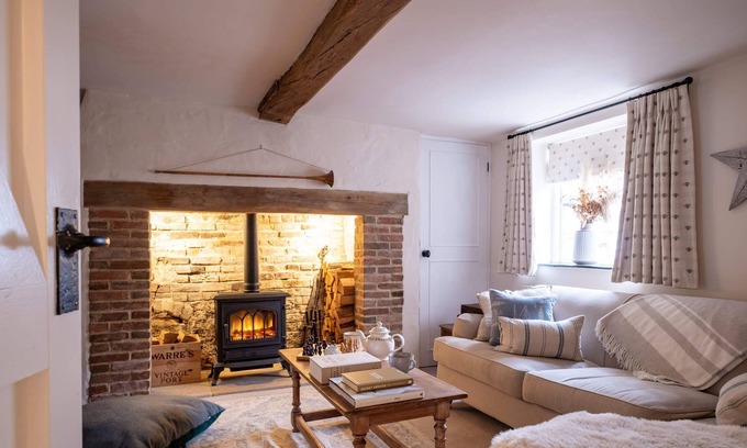 New Forest District Cottage | 300 year old thatched cottage minutes from Ringwood town centre