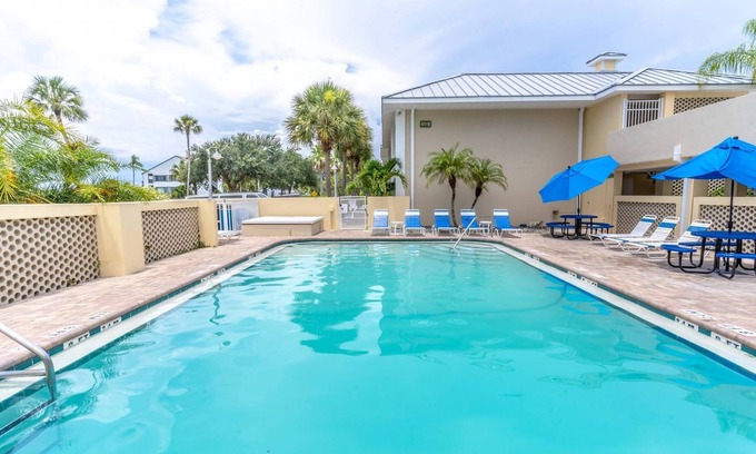 Ruskin Hotel | 301 Little Harbor Inn