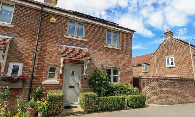 Maiden Newton Cottage | 31 BULL LANE, pet friendly, with a garden in Maiden Newton