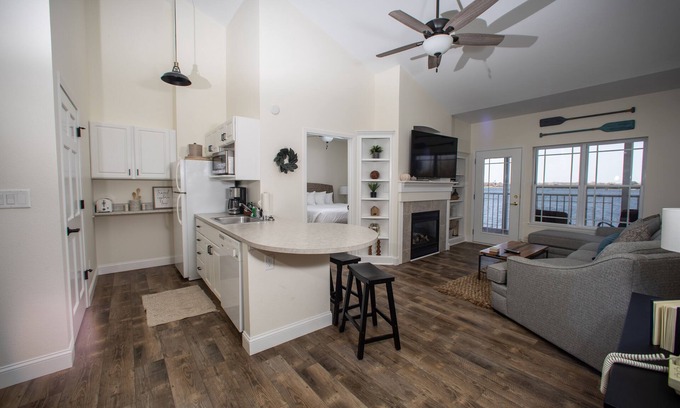 Delavan Lake Condo | 311 - Professionally Rehabbed 2BR, 2BA Lake View Condo w/Fireplace