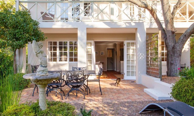 Constantia Apartment | 33 Strawberry Lane - Studio and Cottage