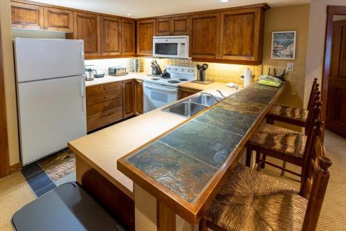 Snowbird Apartment | 3323 - Two Bedroom Standard Powderhorn Lodge condo