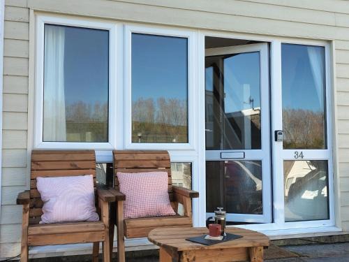 Pembroke House | 34 Freshwater Bay
