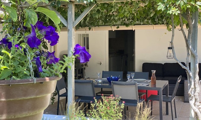 Orange Apartment | 35 m2 Apartment in Orange (Vaucluse). 15' walking distance from the city heart