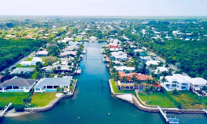 Hobe Sound House | 3b -3 ba furnished with boat lift and ocean access and no low bridges