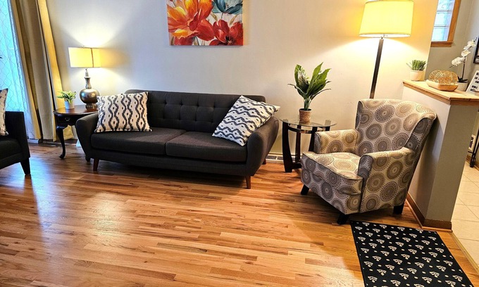 Franklin Park House | 3B Spacious Home+ Free Parking near Chicago O'Hare