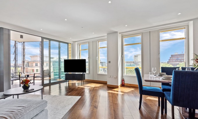 Holborn and Covent Garden Apartment | 3Bed & 3Bath Apt with 2x Balconies