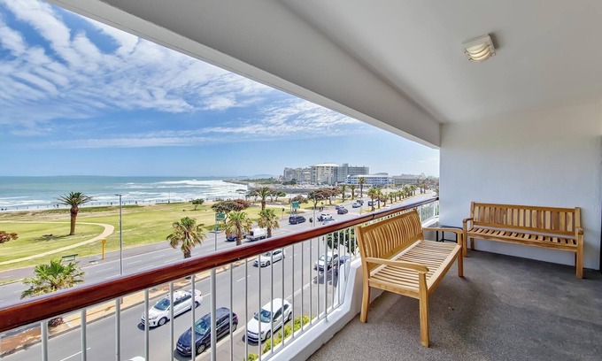 Three Anchor Bay Apartment | 3bed Apartment in Cape Town w Views Ocean Outlook
