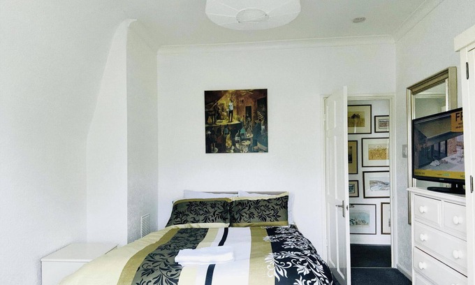 Downham Apartment | 3Bed Apartment Sleeps 6 - Free Parking, Wifi