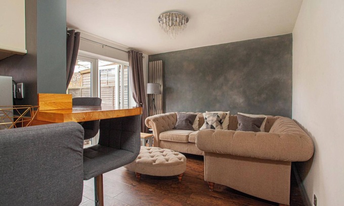 Bracknell House | 3Bed House, Sleeps 7 - Hot Tub, Garden, Parking