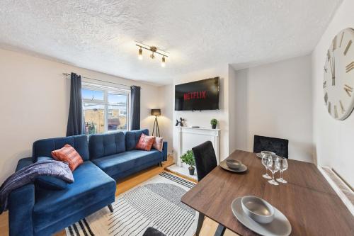 Basildon House | 3Bed, Sleeps 7, TV in Each Room, Garden, Parking