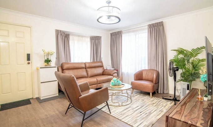Dundas House | 3bedroom Townhouse at Dundas