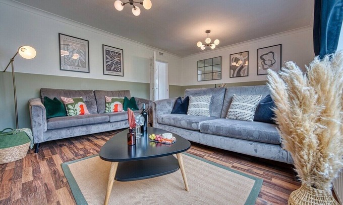 Stratton House | 3bedrooms | Free Parking | Pet Friendly | Garden