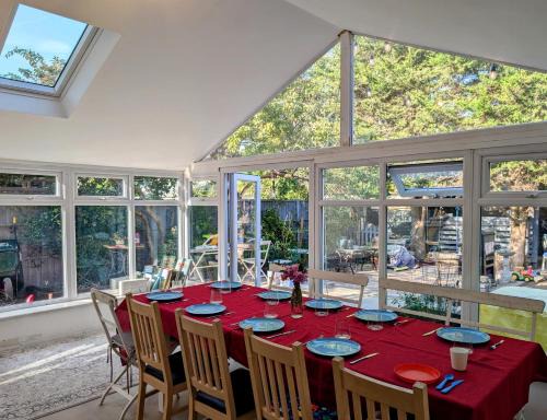 White Hart Lane Villa | 3bedrooms house sleeps10 Garden&Parking Ably Stays