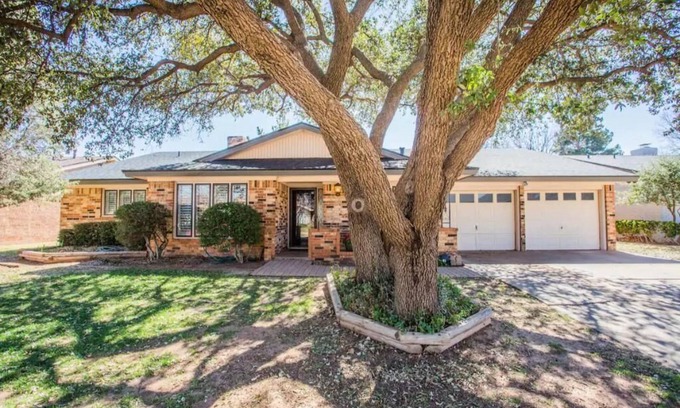 Lubbock House | 3BR 2BA HotTub firepit & Game room Quiet Neighborhood near shopping Entire house
