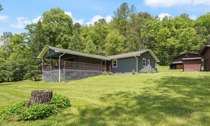 Robbinsville House | 3BR/2BA Mountain Home Perfect Base for Tail of the Dragon and Outdoor Adventures
