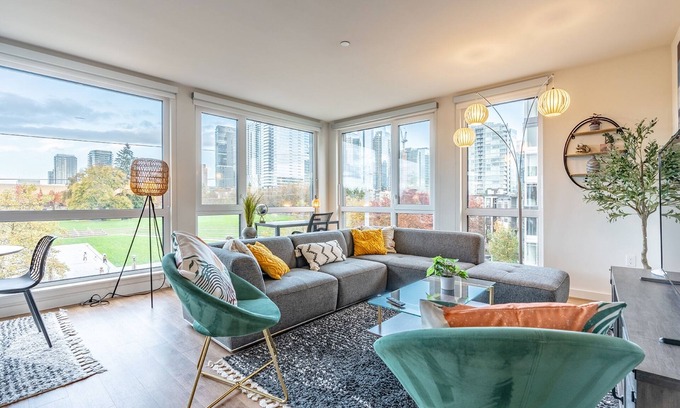 West Bellevue Apartment | 3BR | Balcony, Views, Gym | Bellevue | Sophari B