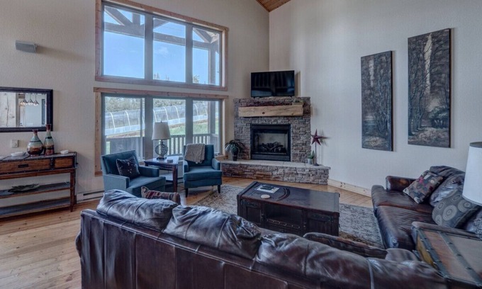 Lead Ski Chalet | 3BR Blackmoon Chalet at Terry Peak w/Hot Tub!