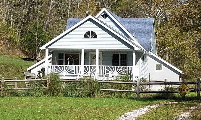 Gandeeville House | 3br bungalow in charming Walton with AC, WiFi