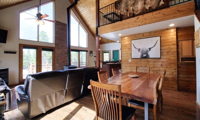 Twin Lakes Cabin | 3BR Cabin Escape - Fenced Yard, Jacuzzi, Pets OK