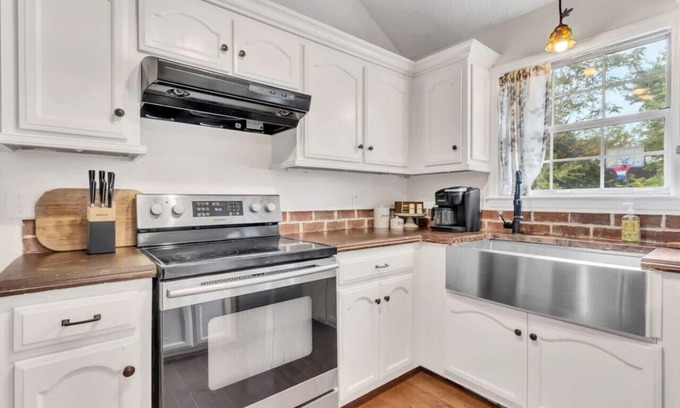 Spring Hill House | 3BR Home · Safe & Quiet Block · Private backyard