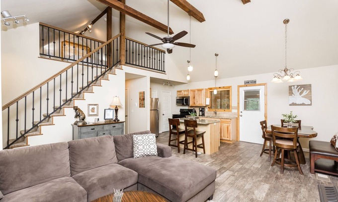 Pine House | 3BR+Loft, Pet-Friendly w/ Hot Tub + Arcade
