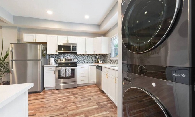 East Liberty House | 3BR Luxury Home with Fireplace