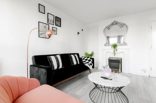 Lansbury Apartment | 3BR Off A13 , Sleeps 6, 2mins to Langdon DLR,Free Parking