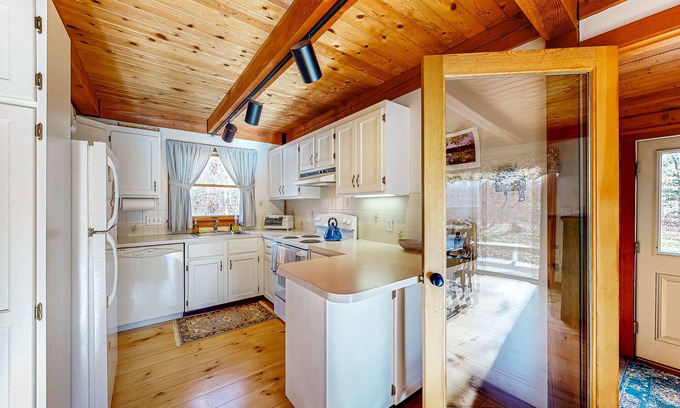 Chilmark House | 3BR on 4 acres with yard games, private beach access to Black Point Beach