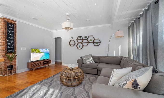 College Park House | 3BR Outdoor Kitchen w MIL suite - 3 MI to DT