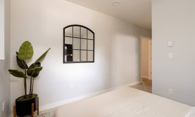 Belmont Apartment | 3BR Sleeps 8 Foodie Haven SE Portland