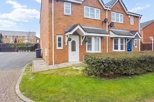 Liverpool Apartment | 3BR with Ensuite & Downstairs WC