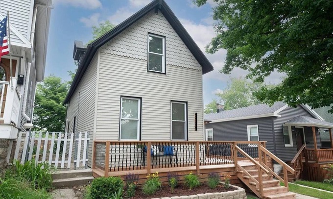 Riverwest House | 3Kings, Renovated, FenceYard, Games, Ctr Loc - WEEKLY STAY DEALS