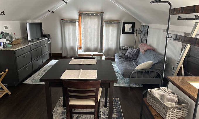 Charleston Apartment | 3rd floor loft apt w historic charm + modern finishes, 1500 block of Lee St East