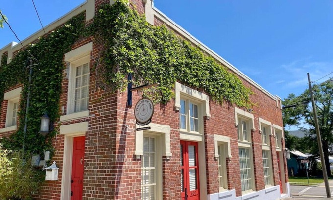 Old East Hill House | 4/3 HotTub BBQ Downtown Compound