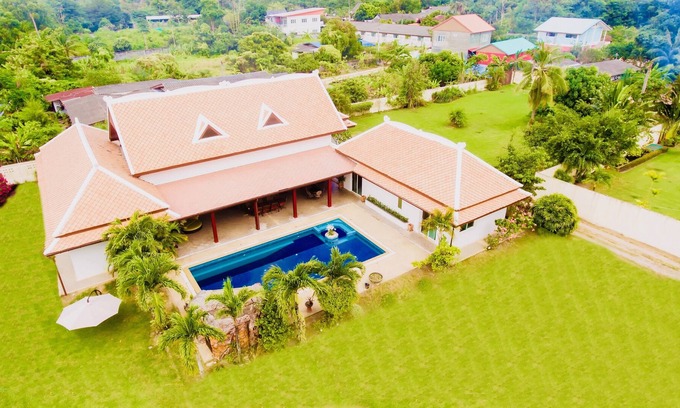 Nong Prue House | 4/5 BDR luxury Balinese villa with pool and jacuzzi