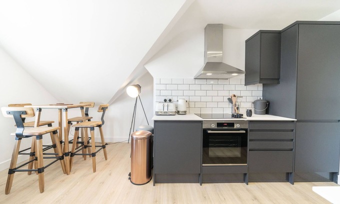 Headington Apartment | ** 4 Ashbrook Windmill - Luxury second floor 2 bedroom flat **