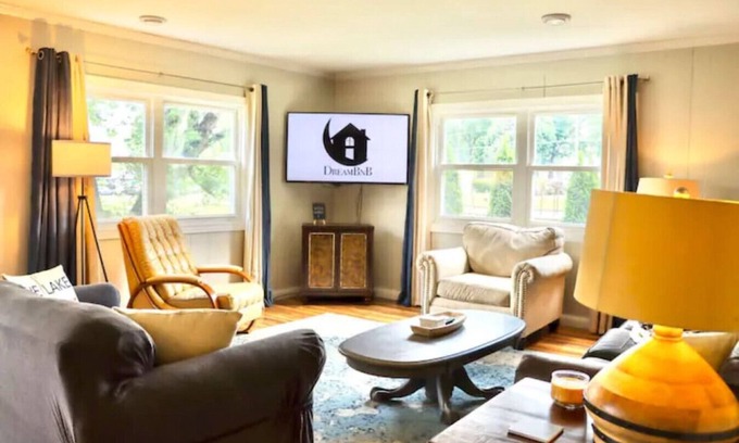 Edinboro House | 4 bdr Cottage, Edinboro Lake Views, Dogs Welcome