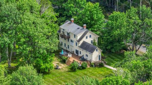 Wells House | 4 BDR with Private Hot tub Backyard and Deck