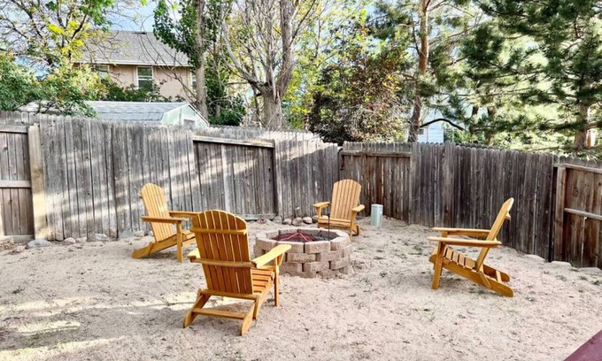 Colorado Springs House | 4 Bdrms, fenced back yard, Pool Table & Mtn Views