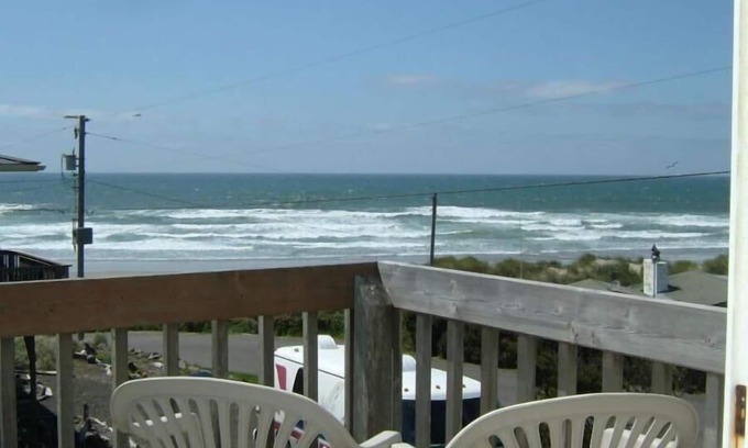 Florence House | 4 Bed, 2 Bath, Dog friendly, beach views- Sand Dollar Shores