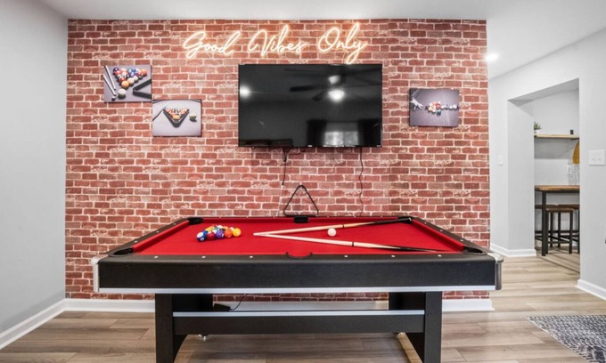 Redstar House | 4 Bed,3 Bath, Hot tub, Fun Game Room, Fire Pit, 12 min NRG