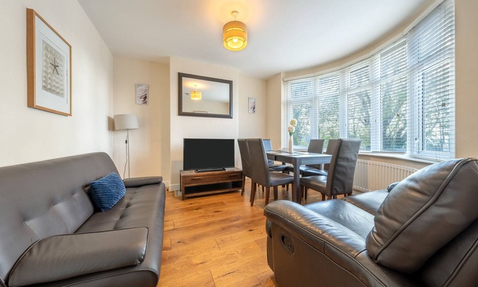 Luton House | 4 Bed Contractor Large Group Accommodation Luton